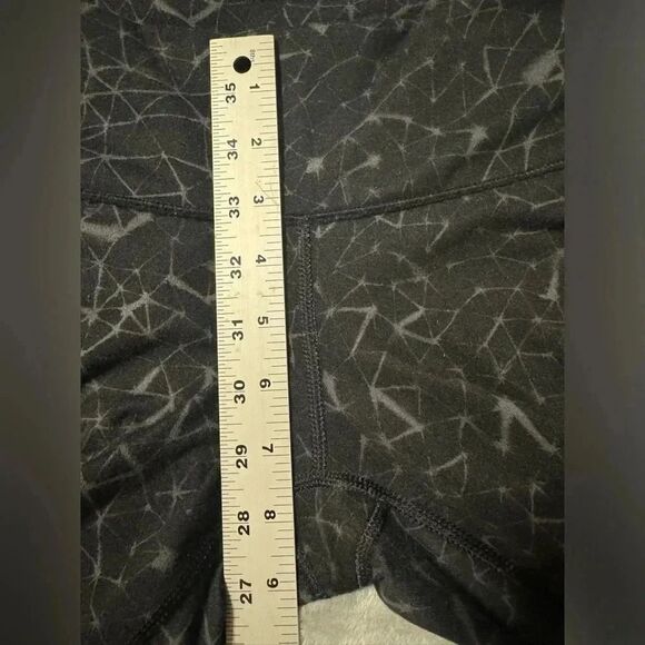 Lululemon leggings Cropped Black Triangle Web Print Black/Grey Womens Size 6 - Picture 2 of 6